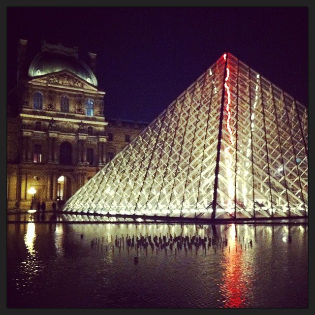 Louvre et les Pyramides à .